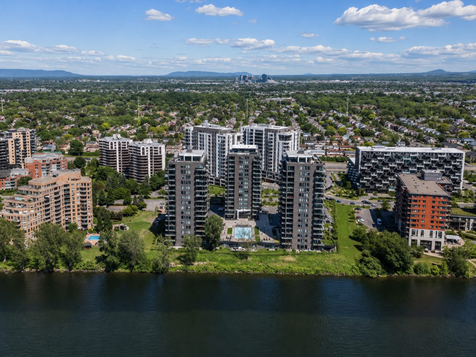 Vue aérienne du secteur riverain de Brossard et du fleuve Saint-Laurent