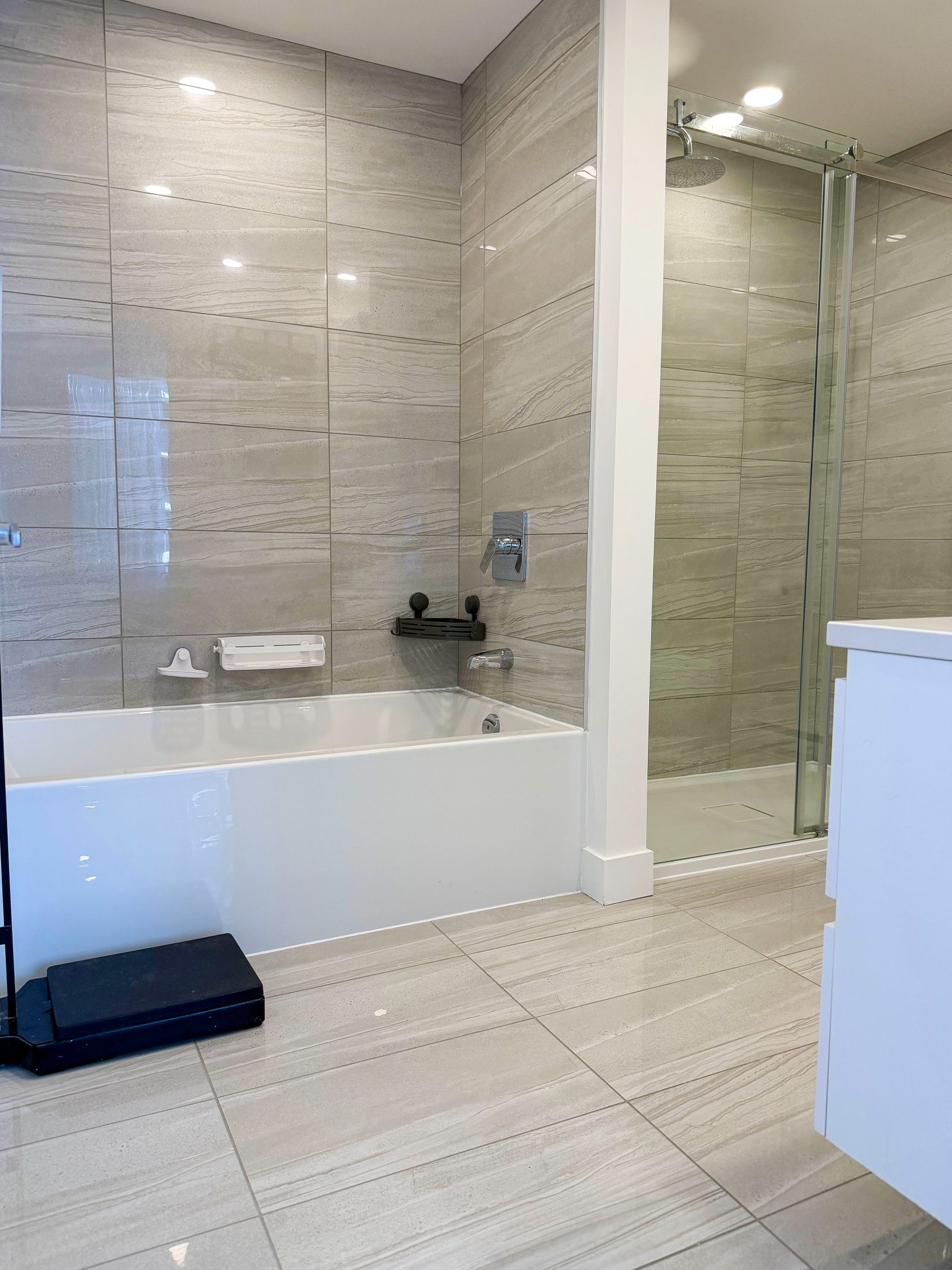 Salle de bains avec baignoire et douche vitrée séparée