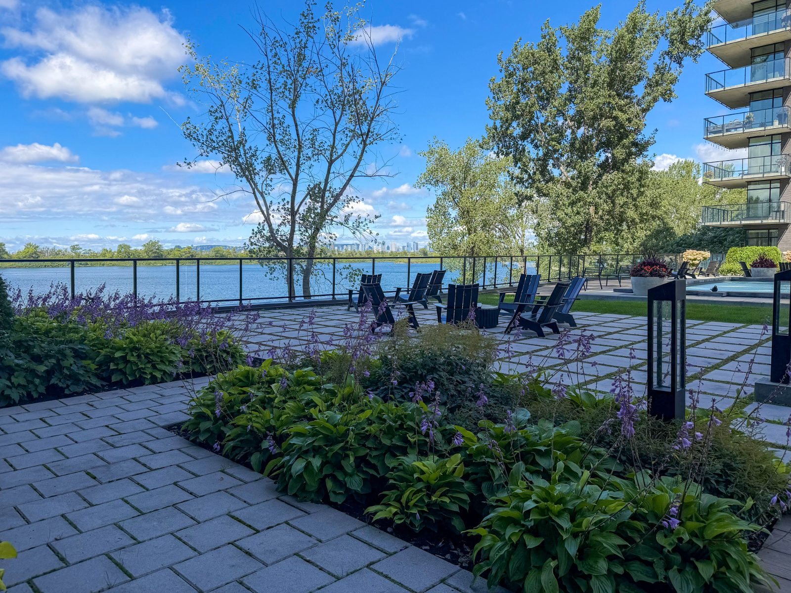 Jardins et terrasse riveraine du LUM Pur Fleuve, face au fleuve