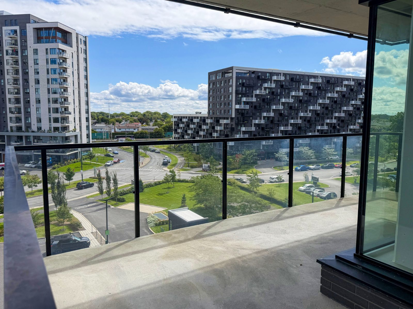 Terrasse couverte au garde-corps de verre, au 6e étage